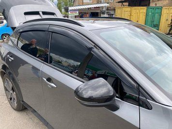 Owiewki do szyb samochodowych num 4 szt z czarną listwą Nissan Ariya 2023 - 2025 Wellvisors 3-847NS030