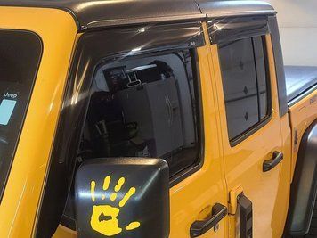 Owiewki do szyb samochodowych spoiwo LOW PROFILE 4 szt Jeep Gladiator 2024 + ciemny dymny Husky Liners 2854066