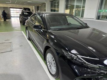 Owiewki do szyb samochodowych 4 szt z czarną chromowaną listwą Toyota Camry 2025+ Wellvisors 3-847TY084