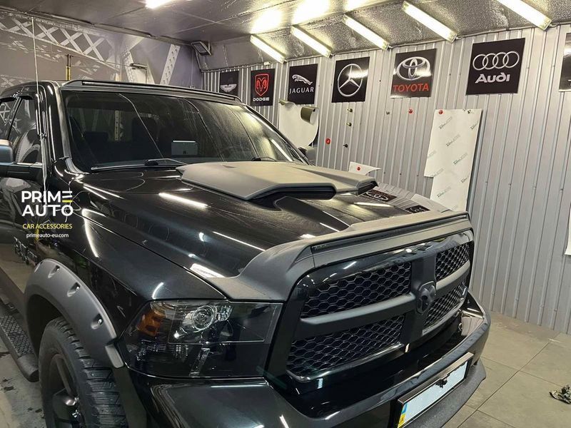 Дефлектор лобового скла зі світодіодною стрічкою Ram 1500 2009-2026 чорний AVS 698004 698004 фото