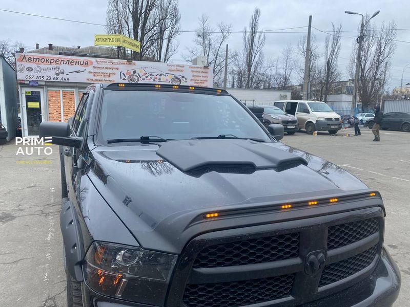 Дефлектор лобового скла зі світодіодною стрічкою Ram 1500 2009-2026 чорний AVS 698004 698004 фото