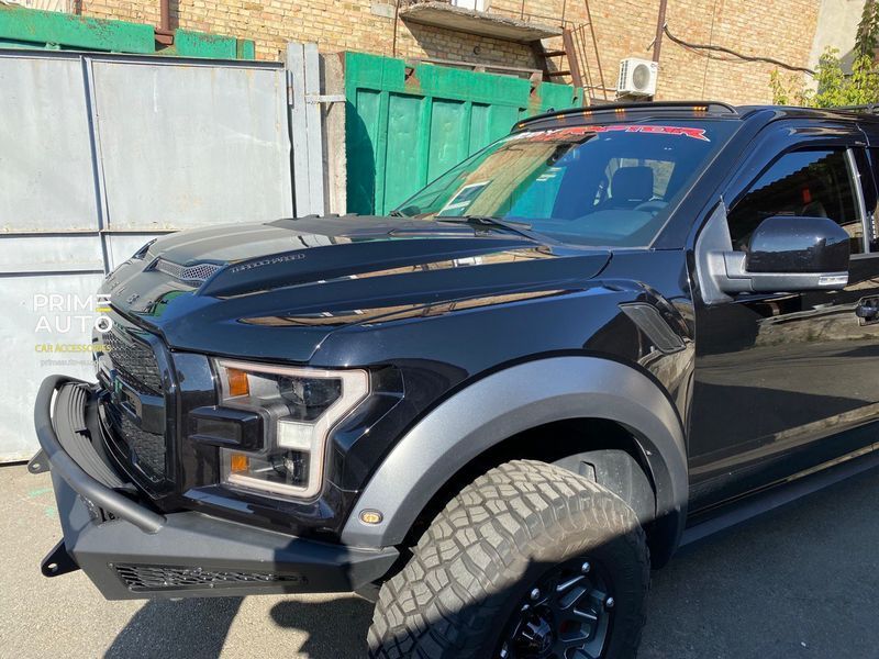 Дефлектор лобового скла зі світодіодною стрічкою Ford F-150 2015 - 2025 чорний AVS 698096 698096 фото