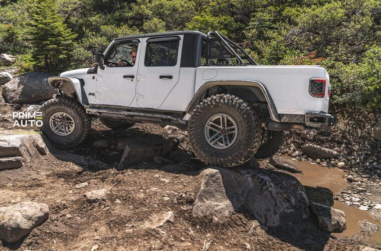 Owiewki do szyb samochodowych spoiwo ciemny Jeep Wrangler JL 2018- 2025 num 4 szt AVS 94183