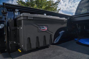 Skrzynia narzędziowa Swing Case na skrzynię ładunkową po stronie kierowcy Ford F-250;F-350 1999 + UnderCover SC200D